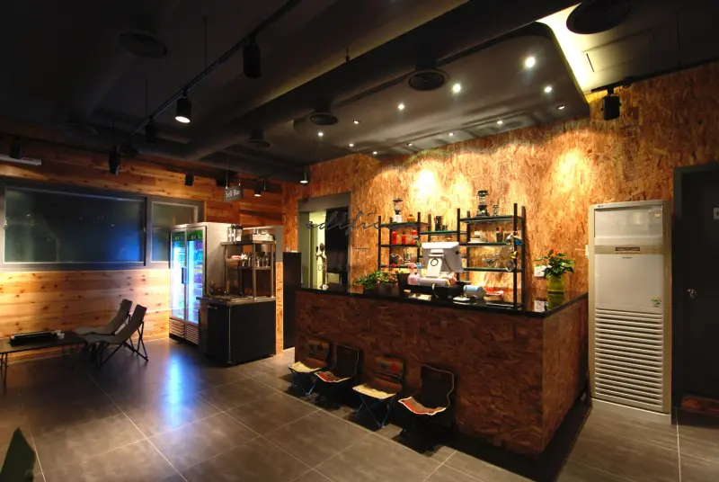 도심 속 캠핑 감성 가득한 철스네 캠핑바 인테리어